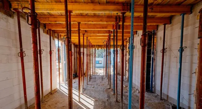 Cimbra de madera fenólica sostenida por puntales de acero Cimbra de madera fenólica sostenida por puntales de acero