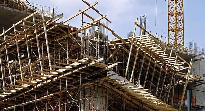 Plano contrapicado de una cimbra de madera sostenida por puntales del mismo material Plano contrapicado de una cimbra de madera sostenida por puntales del mismo material