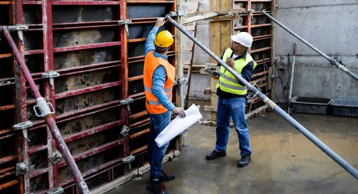 Plano general de una cimbra de metal en la construcción de un muro de concreto Plano general de una cimbra de metal en la construcción de un muro de concreto