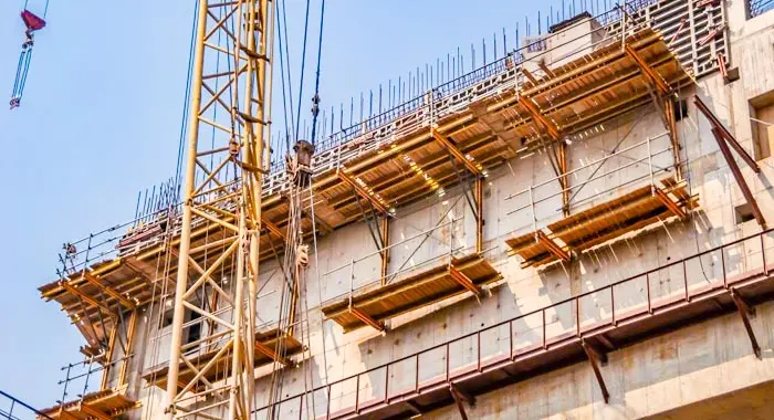 Cimbra trepadora instalada en la parte más alta de un edificio en construcción Cimbra trepadora instalada en la parte más alta de un edificio en construcción