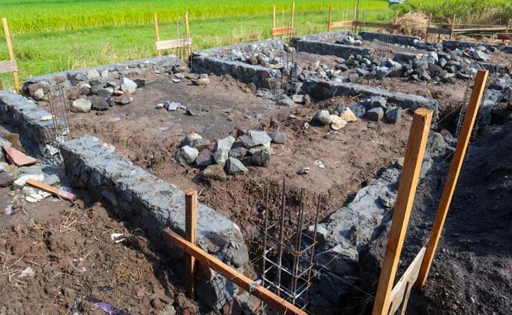 Cimientos de una casa elaborados con mampostería de piedra Cimientos de una casa elaborados con mampostería de piedra