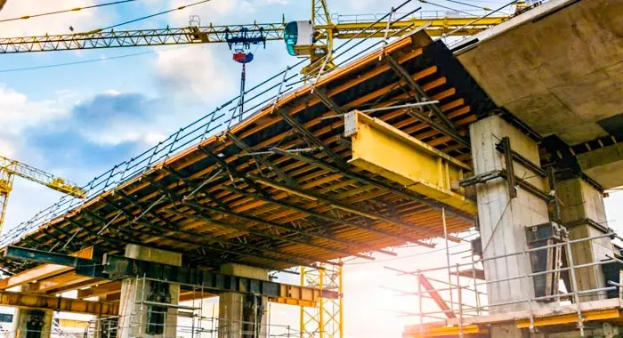 Plano general de la construcción de un puente con una cimbra compuesta por diversos elementos metálicos Plano general de la construcción de un puente con una cimbra compuesta por diversos elementos metálicos