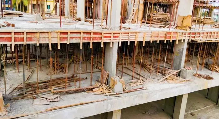 Construcción de una losa de concreto con cimbra de madera y puntales de metal Construcción de una losa de concreto con cimbra de madera y puntales de metal