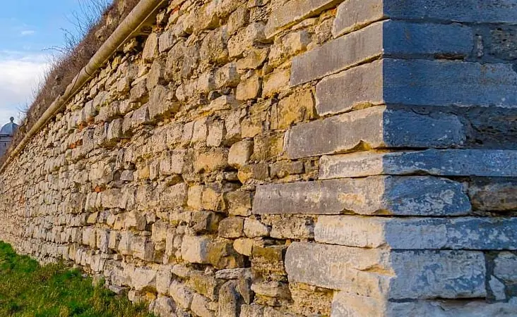 Estructura de mampostería concertada con piedra labrada con pocos vértices unidos Estructura de mampostería concertada con piedra labrada con pocos vértices unidos