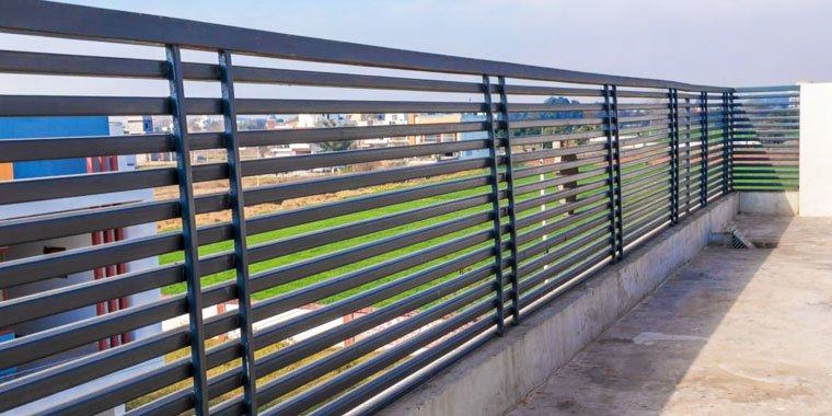 Barda para casa de poca altura con piezas de perfil PTR y concreto Barda para casa de poca altura con piezas de perfil PTR y concreto