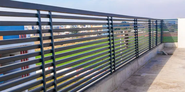 Barda para casa de poca altura con piezas de perfil PTR y concreto Barda para casa de poca altura con piezas de perfil PTR y concreto