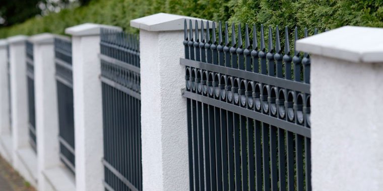 Barda para casa hecha de concreto y piezas de acero negro Barda para casa hecha de concreto y piezas de acero negro