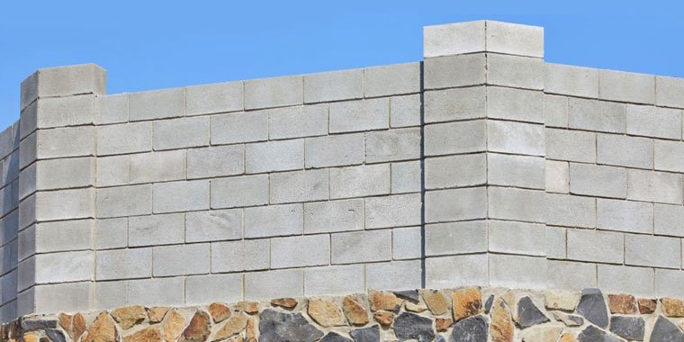 Barda para casa elaborada con bloques de concreto sin revestimiento Barda para casa elaborada con bloques de concreto sin revestimiento