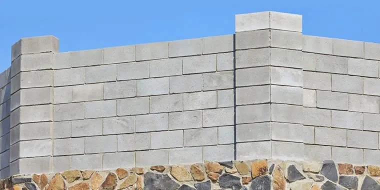 Barda para casa elaborada con bloques de concreto sin revestimiento Barda para casa elaborada con bloques de concreto sin revestimiento