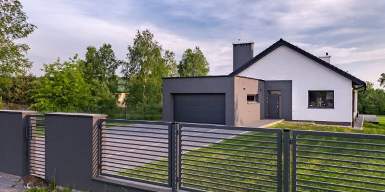 Barda para casa prefabricada instalada en el perímetro de una casa en una zona residencial Barda para casa prefabricada instalada en el perímetro de una casa en una zona residencial