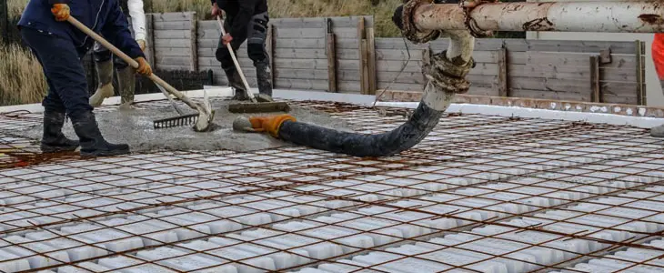 Constructores realizando el colado de concreto sobre una losa reticular Constructores realizando el colado de concreto sobre una losa reticular