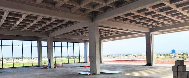 Losa reticular de un edificio vacío sostenida por trabes y columnas Losa reticular de un edificio vacío sostenida por trabes y columnas