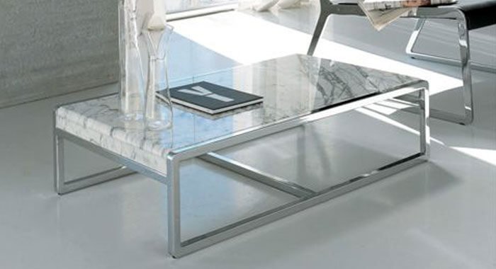 Mesa de herrería con perfiles de acero inoxidable y superficie de mármol blanco Mesa de herrería con perfiles de acero inoxidable y superficie de mármol blanco
