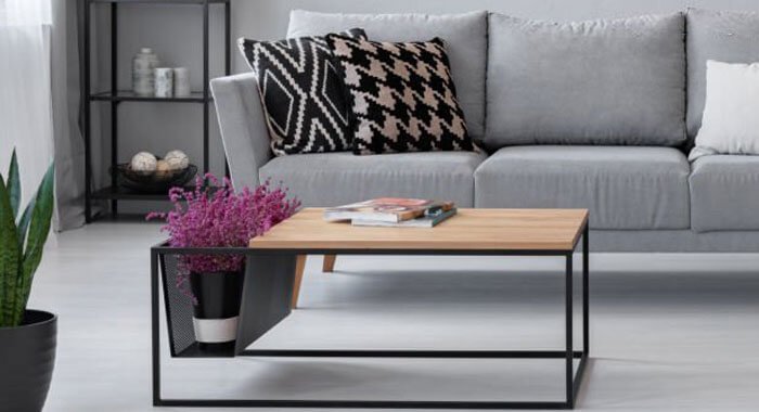 Mesa hecha con perfiles PTR y una tabla de madera Mesa hecha con perfiles PTR y una tabla de madera