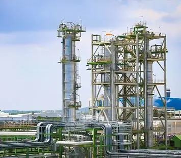 Plano general de una refinería de petróleo en operaciones Plano general de una refinería de petróleo en operaciones