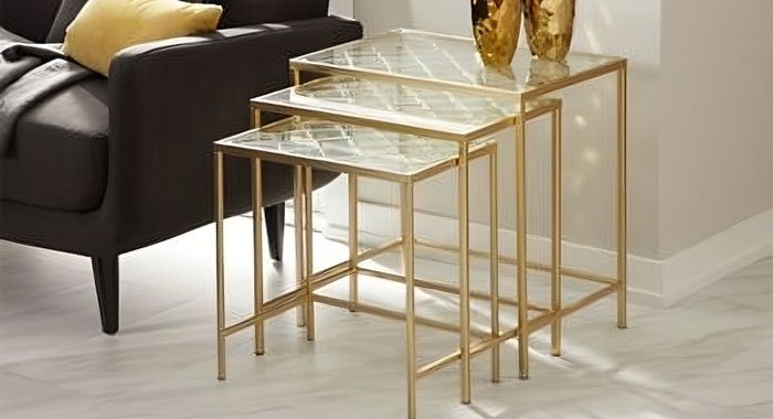 Tres mesas de centro en herrería estilo cubo con cristal y detalles en dorado Tres mesas de centro en herrería estilo cubo con cristal y detalles en dorado