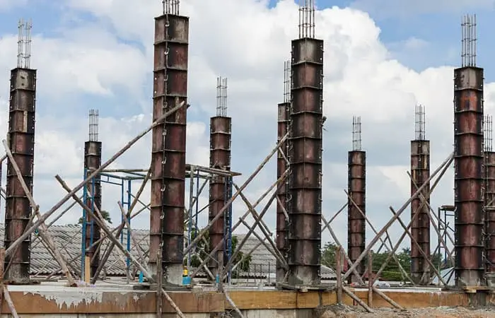 Columnas con encofrado metálico en la parte alta de una obra en construcción Columnas con encofrado metálico en la parte alta de una obra en construcción