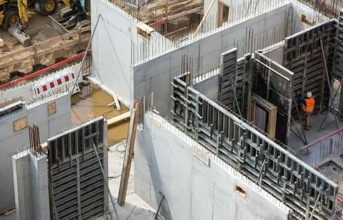 Desmontaje de algunos encofrados de aluminio en medio de una obra en construcción Desmontaje de algunos encofrados de aluminio en medio de una obra en construcción