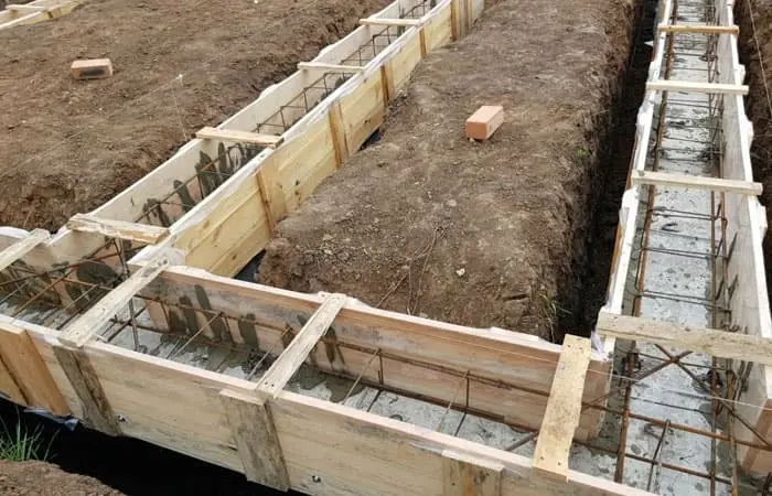 Encofrado elaborado con madera en la construcción de una cimentación Encofrado elaborado con madera en la construcción de una cimentación