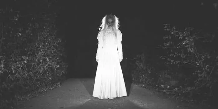 Mujer fantasmal portando un vestido blanco Mujer fantasmal portando un vestido blanco