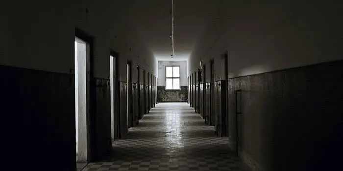 Pasillo de un hospital abandonado con decoración de épocas pasadas Pasillo de un hospital abandonado con decoración de épocas pasadas