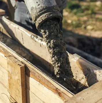 Vaciado del concreto dentro de un encofrado en una obra en construcción Vaciado del concreto dentro de un encofrado en una obra en construcción