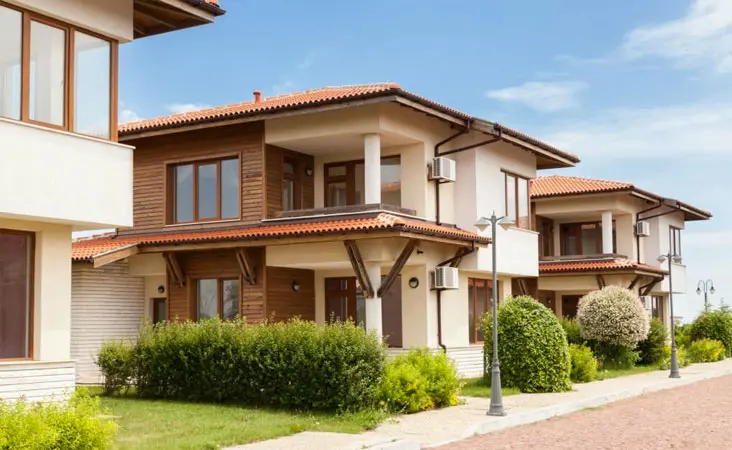 Casas estilo California con marquesina de teja en las entradas Casas estilo California con marquesina de teja en las entradas