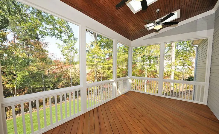 Marquesina de madera con diseño moderno colocada sobre el porche de una casa en el campo Marquesina de madera con diseño moderno colocada sobre el porche de una casa en el campo
