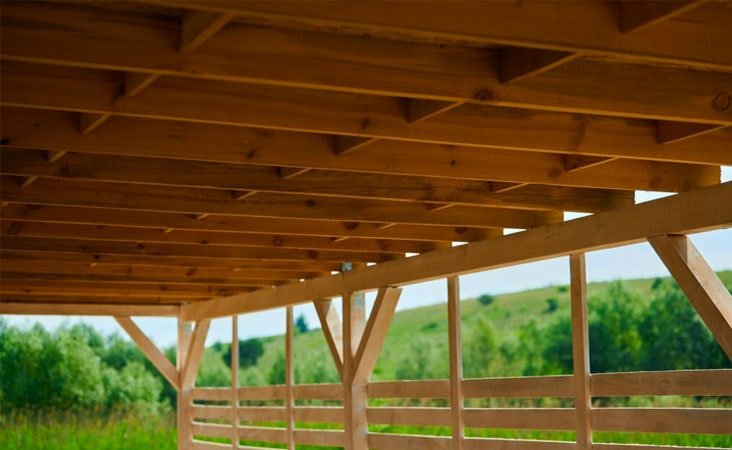 Marquesina hecha totalmente de madera sostenida por polines del mismo material Marquesina hecha totalmente de madera sostenida por polines del mismo material