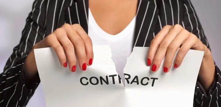 Mujer rompiendo hojas de contrato Mujer rompiendo hojas de contrato