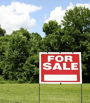 Terreno libre de construcciones con letrero de venta Terreno libre de construcciones con letrero de venta