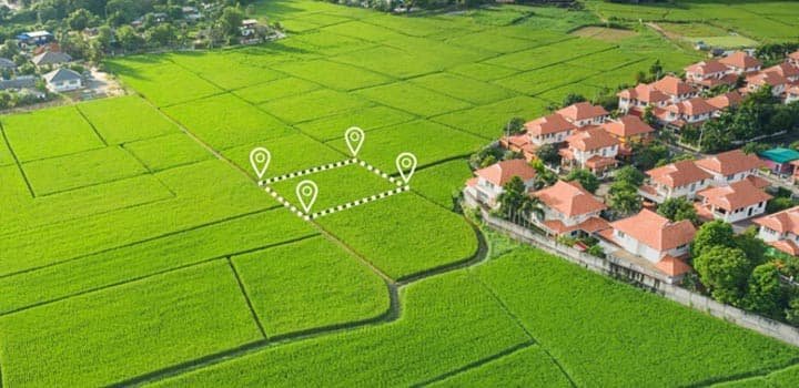 Vista panorámica a terrenos donde se delimita una propiedad Vista panorámica a terrenos donde se delimita una propiedad