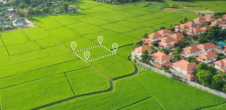 Vista panorámica a terrenos donde se delimita una propiedad Vista panorámica a terrenos donde se delimita una propiedad