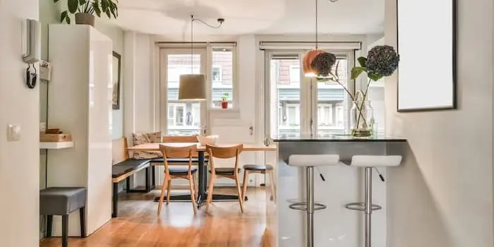 Casa minimalista pequeña con estancia, sala y comedor en un solo espacio