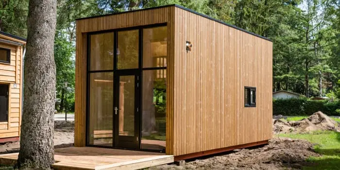 Casas minimalistas pequeñas estilo cabaña ubicadas frente a una montaña