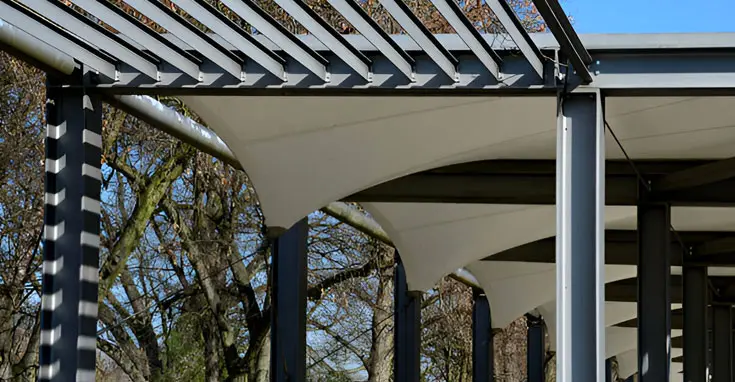 Columnas de acero para diferentes tipos de proyectos acercamiento a pergola en restaurante