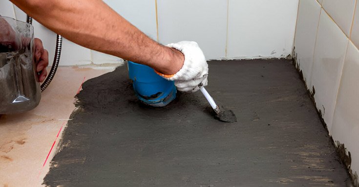 Aplicación de impermeabilizante acrílico, uno de los tipos de impermeabilizantes, en superficie