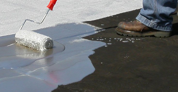 Aplicación de impermeabilizante acrílico, uno de los tipos de impermeabilizantes, en superficie