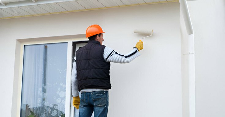 Trabajador aplicando uno de los tipos de impermeabilizantes en pared