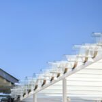 Detalle de techo de lámina ondulada de policarbonato cristal