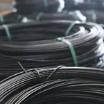 Acercamiento a rollos de alambrón apilados