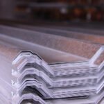 Hojas de lámina galvanizada acanalada colocadas unas sobre otras