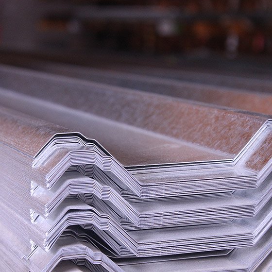 Hojas de lámina galvanizada acanalada colocadas unas sobre otras