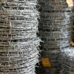 Detalle de rollos de alambre de púas almacenados