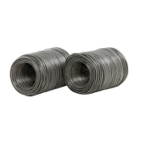 Rollos de alambre recocido sobre fondo blanco