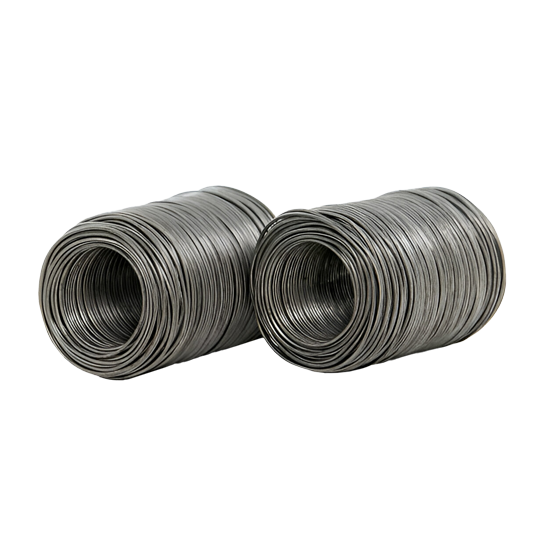 Rollos de alambre recocido sobre fondo blanco