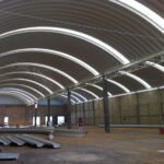 Cubierta de nave industrial con arcotecho y franjas de iluminación