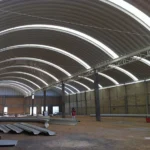Cubierta de nave industrial con arcotecho y franjas de iluminación