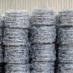 Bobinas de alambre de púas apiladas en un almacén