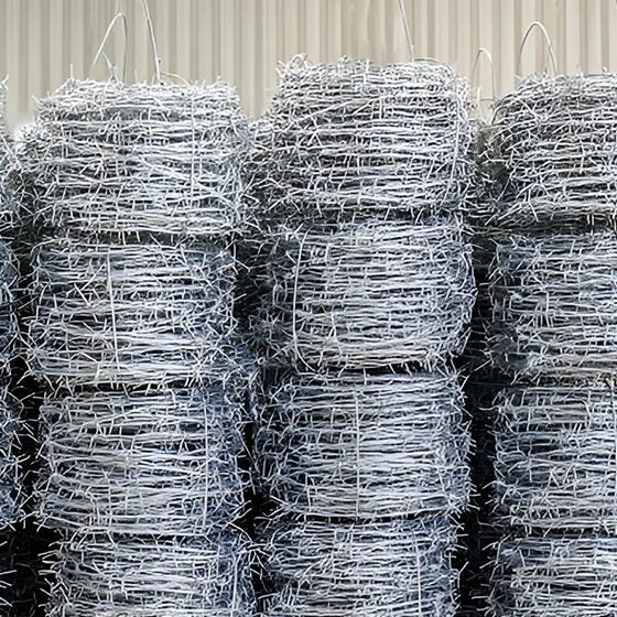 Bobinas de alambre de púas apiladas en un almacén